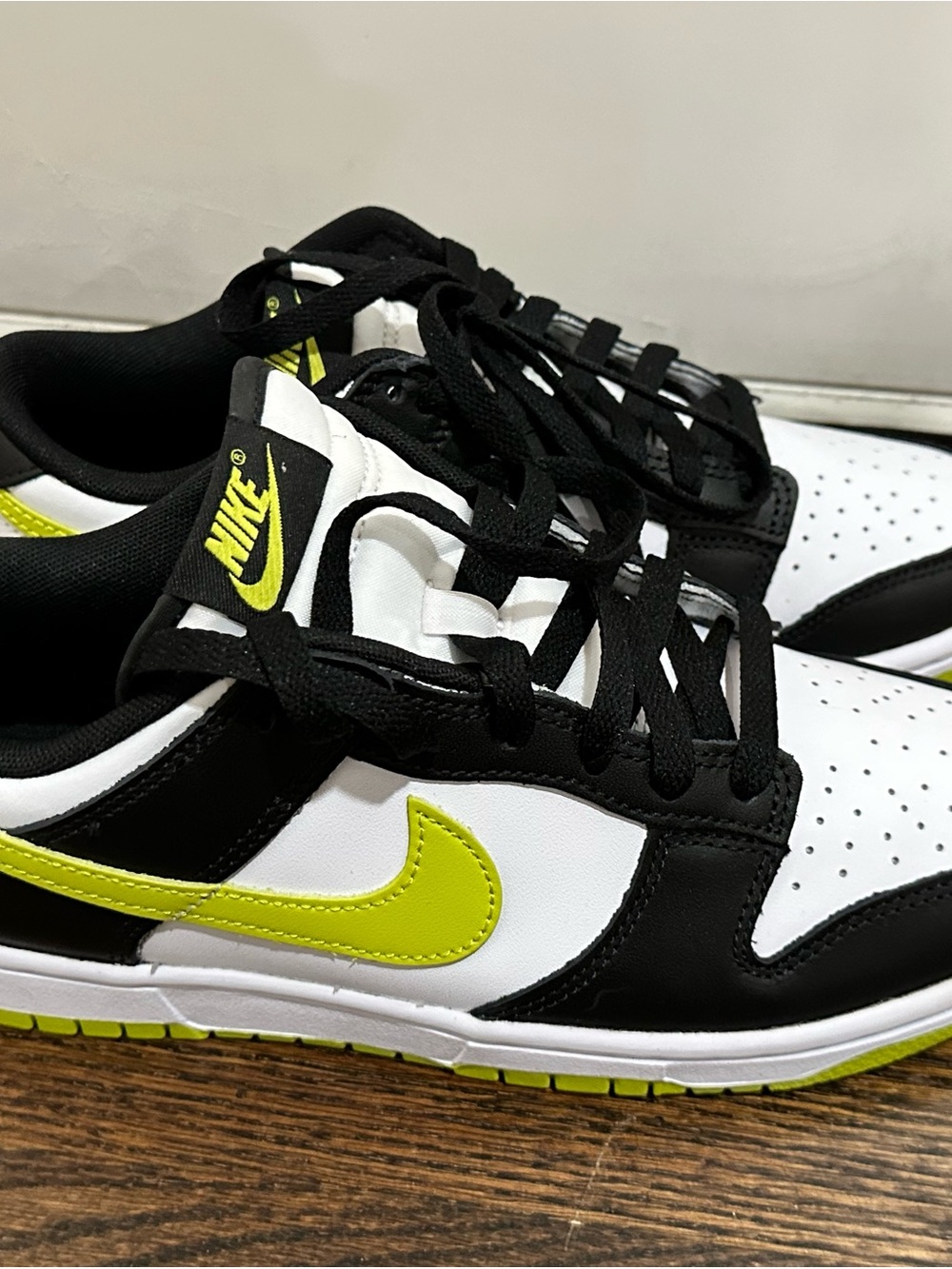 Nike Low Top Sneakers - White Black Neon Yellow-Green
